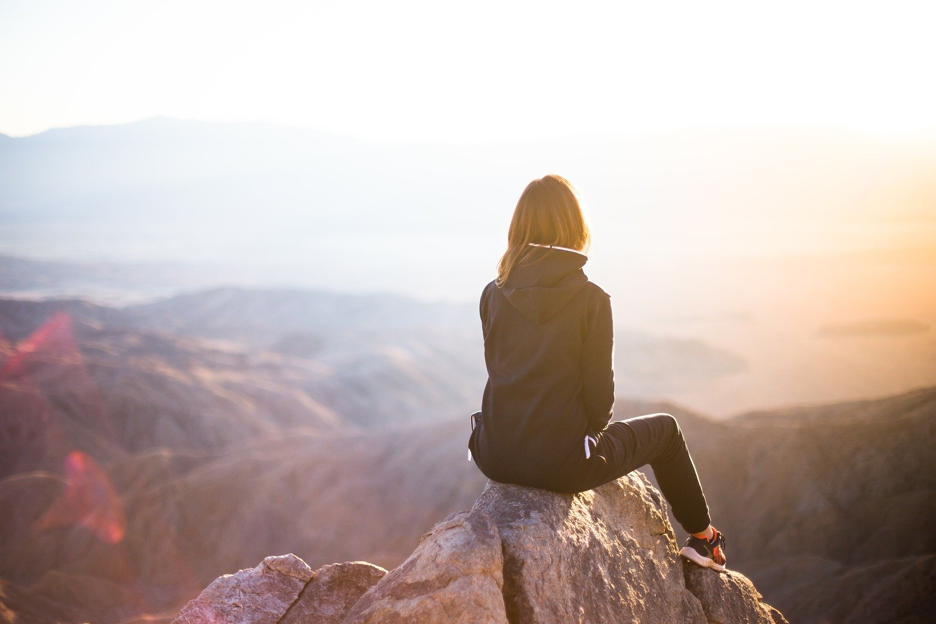 Frau auf Berg bei Sonnenuntergang